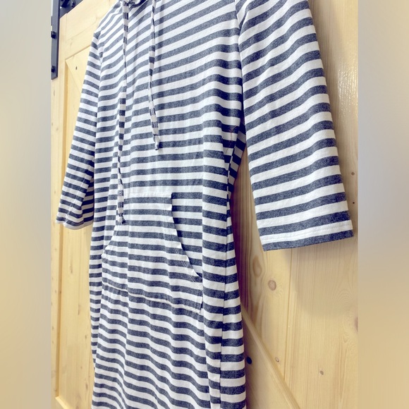 😎😍Grey & White Vertical Striped Fitted Stretchy Hoodie Quarter Sleeve Midi Dress - Picture 3 of 6